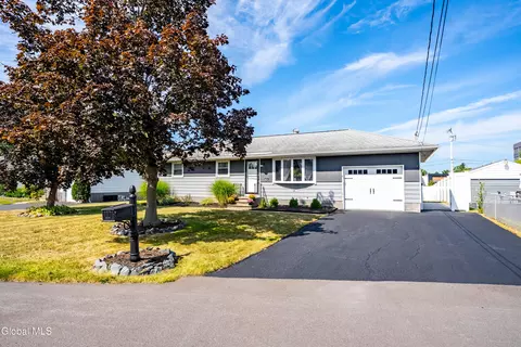 18 Kenlyn Dr, Albany, NY 12205