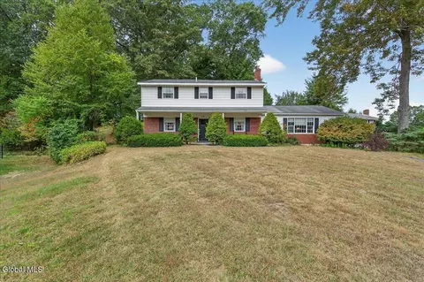 24 Garrison Ln, Ballston Lake, NY 12019
