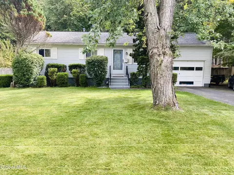 18 Anne Dr, Schenectady, NY 12303