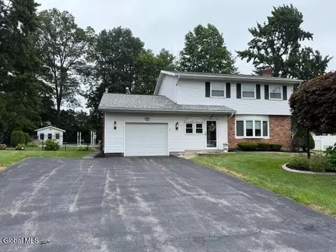 26 Gaslight Dr, Colonie, NY 12205