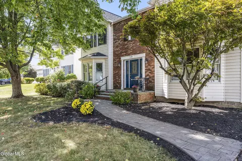 29 Dublin Ct, Latham, NY 12110