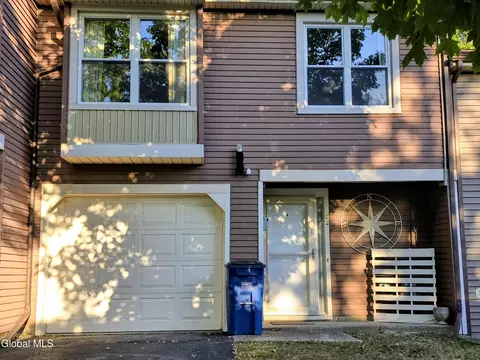 22 Ziemke Farm Ln, Cohoes, NY 12047