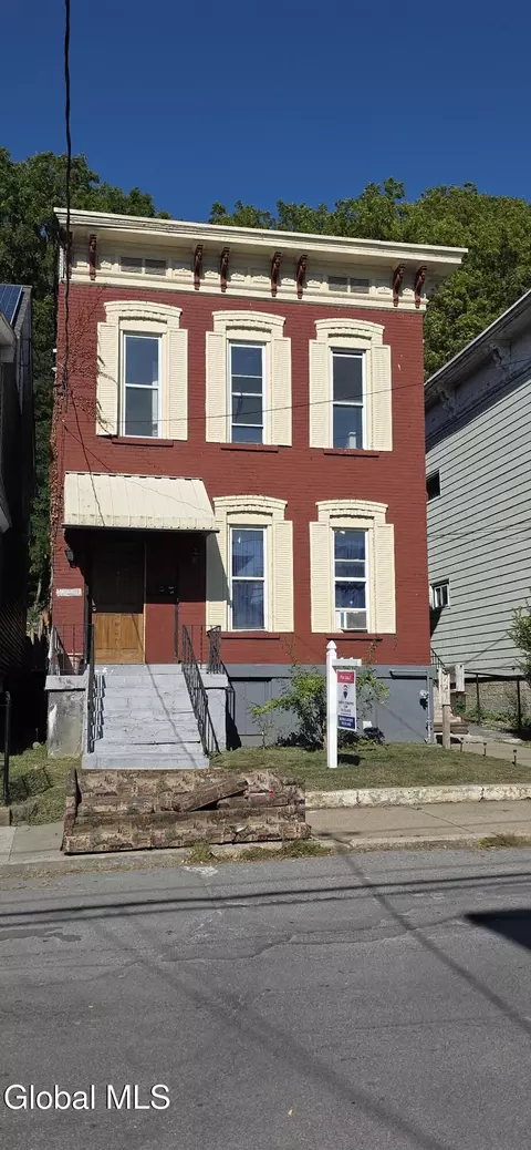 72 Grove St, Amsterdam, NY 12010