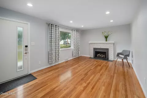 17 Dumbarton Dr, Delmar, NY 12054 photo 4