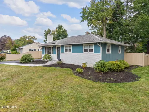 17 Dumbarton Dr, Delmar, NY 12054 photo 3