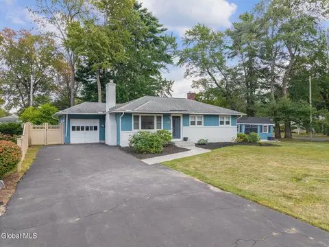 17 Dumbarton Dr, Delmar, NY 12054