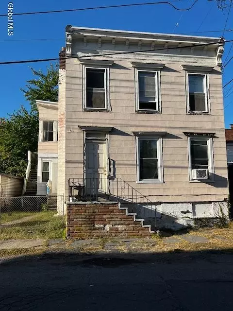 31 Bond St, Troy, NY 12180