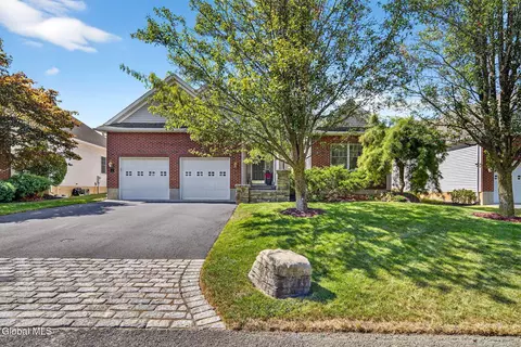 7 Conway Cir, Loudonville, NY 12211