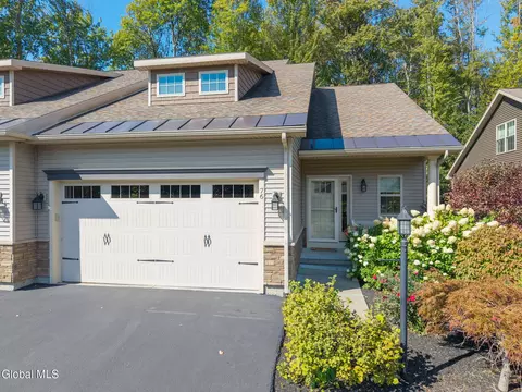 76 Hollandale Way, Delmar, NY 12054