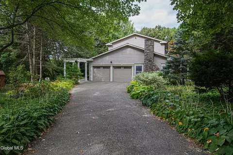 6 Ichabod Ln, Albany, NY 12211