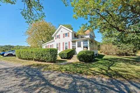100 Bally Bay Ln, Altamont, NY 12009
