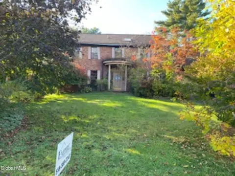 8 Quadrini Dr, Albany, NY 12208