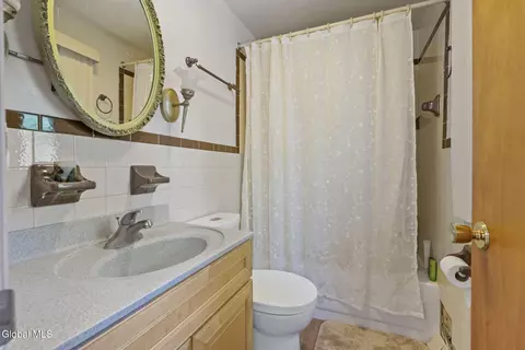 Bath - 827 Rector Rd, Glenville, NY 12302 photo 4 of 5