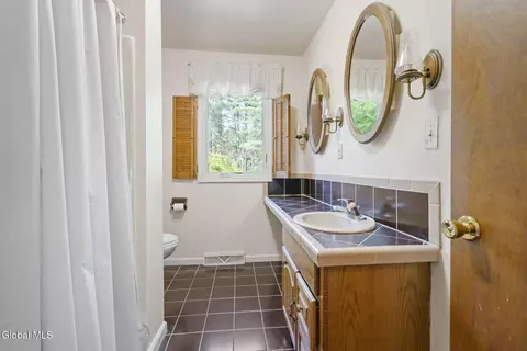 Bath - 827 Rector Rd, Glenville, NY 12302 photo 2 of 5