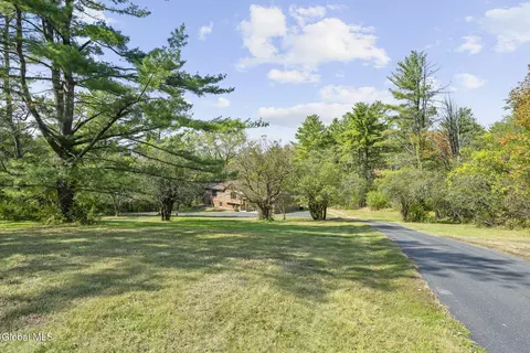 Exterior - 827 Rector Rd, Glenville, NY 12302 photo 6 of 10