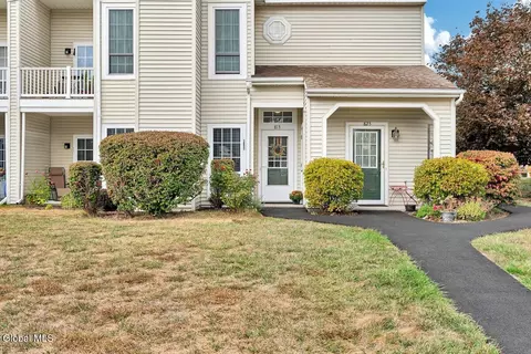 813 Ridge Cir, Troy, NY 12182