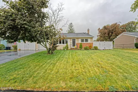 44 Red Fox Dr, Albany, NY 12205