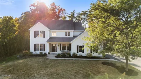 4 Oakhurst Ct, Clifton Park, NY 12065