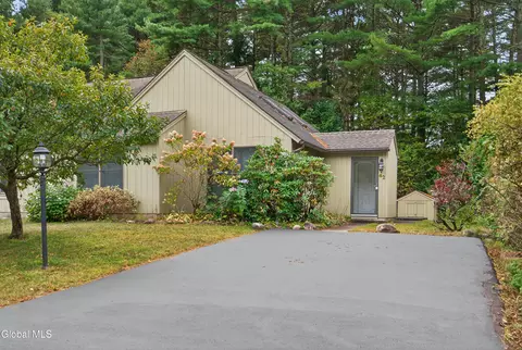 42 Queen Mary Dr, Queensbury, NY 12804