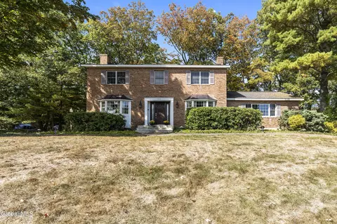 1245 Viewmont Dr, Niskayuna, NY 12309