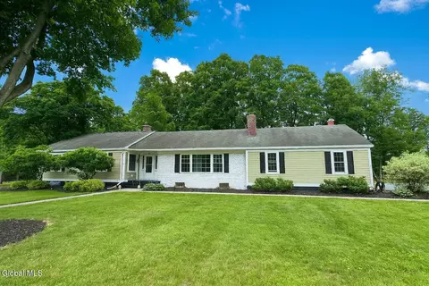 8 Sheraton Ln, Queensbury, NY 12804