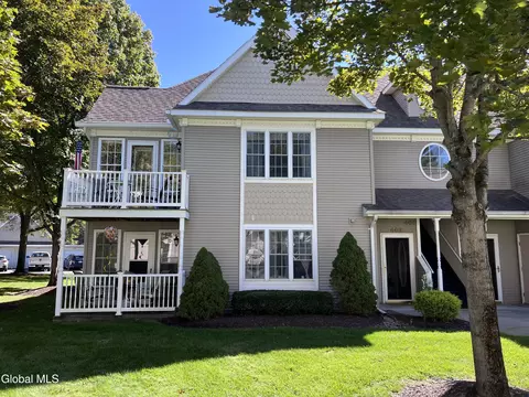 403 Mallards Pond Ln, Schenectady, NY 12303