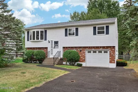 25 Lynn Dr, Colonie, NY 12205