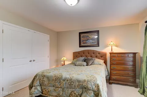 Bedroom - 212 Lisha Kill Rd, Schenectady, NY 12309 photo 3 of 7