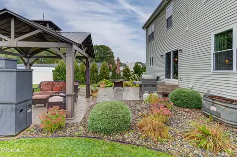 Exterior - 212 Lisha Kill Rd, Schenectady, NY 12309 photo 10 of 17