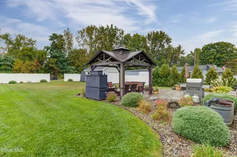 Exterior - 212 Lisha Kill Rd, Schenectady, NY 12309 photo 9 of 17