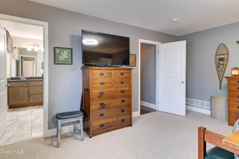 Bedroom - 212 Lisha Kill Rd, Schenectady, NY 12309 photo 6 of 7