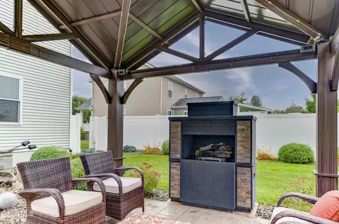 Exterior - 212 Lisha Kill Rd, Schenectady, NY 12309 photo 11 of 17