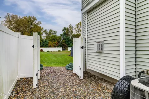 Exterior - 212 Lisha Kill Rd, Schenectady, NY 12309 photo 7 of 17