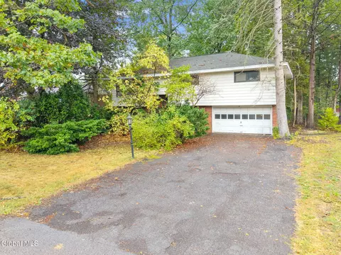 24 James Dr, Loudonville, NY 12211