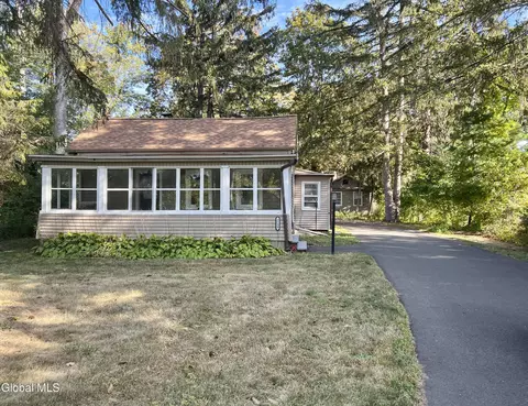 2239 Rosendale Rd, Niskayuna, NY 12309