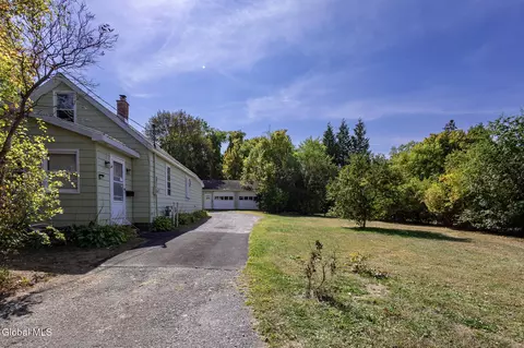 1828 Pawtucket Ave, Niskayuna, NY 12309