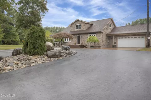 200 Maeotsa Ln, Altamont, NY 12009