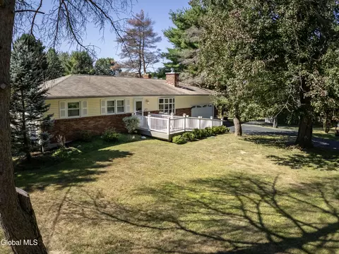 11 Grandview Dr, Rensselaer, NY 12144