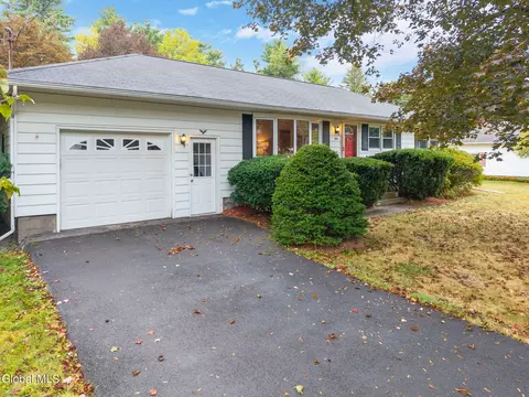 9 Apple Blossom Ln, Voorheesville, NY 12186