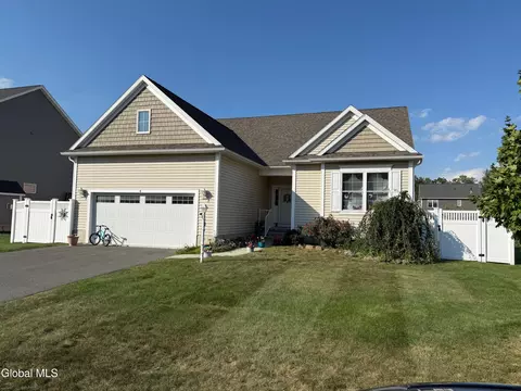 4 Vogt Dr, Latham, NY 12110