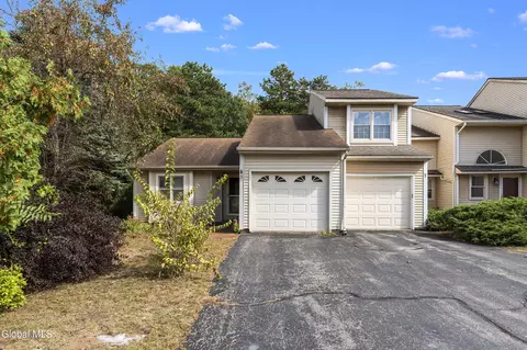 8 Wilan Ln, Albany, NY 12203