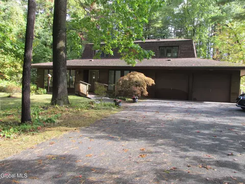 5 Stonegate Rd, Ballston Lake, NY 12019
