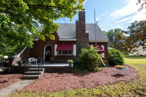 20 Chester Ct, Troy, NY 12182