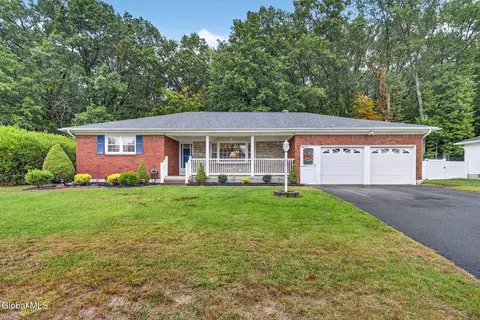 37 Gadsen Ct, Albany, NY 12205