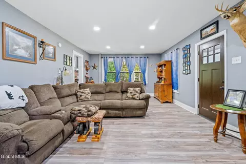 183 Maple Ave, Schenectady, NY 12302 photo 8