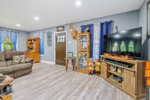 183 Maple Ave, Schenectady, NY 12302 photo 6