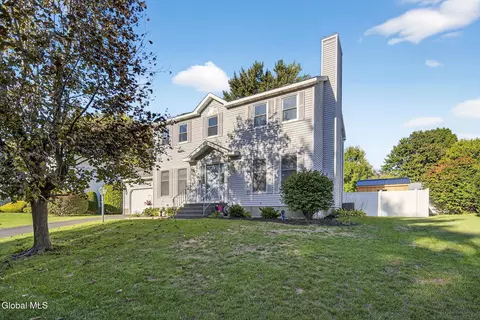3 Stonegate Ct, Colonie, NY 12205