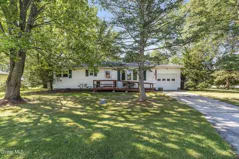 19 Clearview Ct, Cohoes, NY 12047