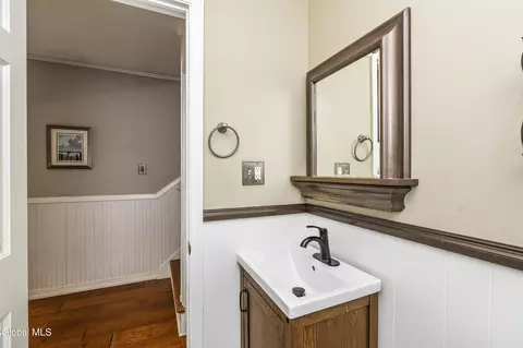 Bath - 125 Sylvia Ln, Schenectady, NY 12306 photo 2 of 6