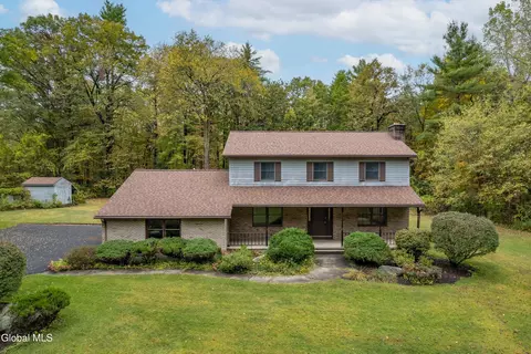 60 Saunders Ln, Ballston Lake, NY 12019